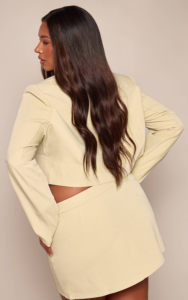 Vert Sauge Blazer Court Boxy Ajusté Avec Détail Nœud En Tissu Tissé Grande Taille