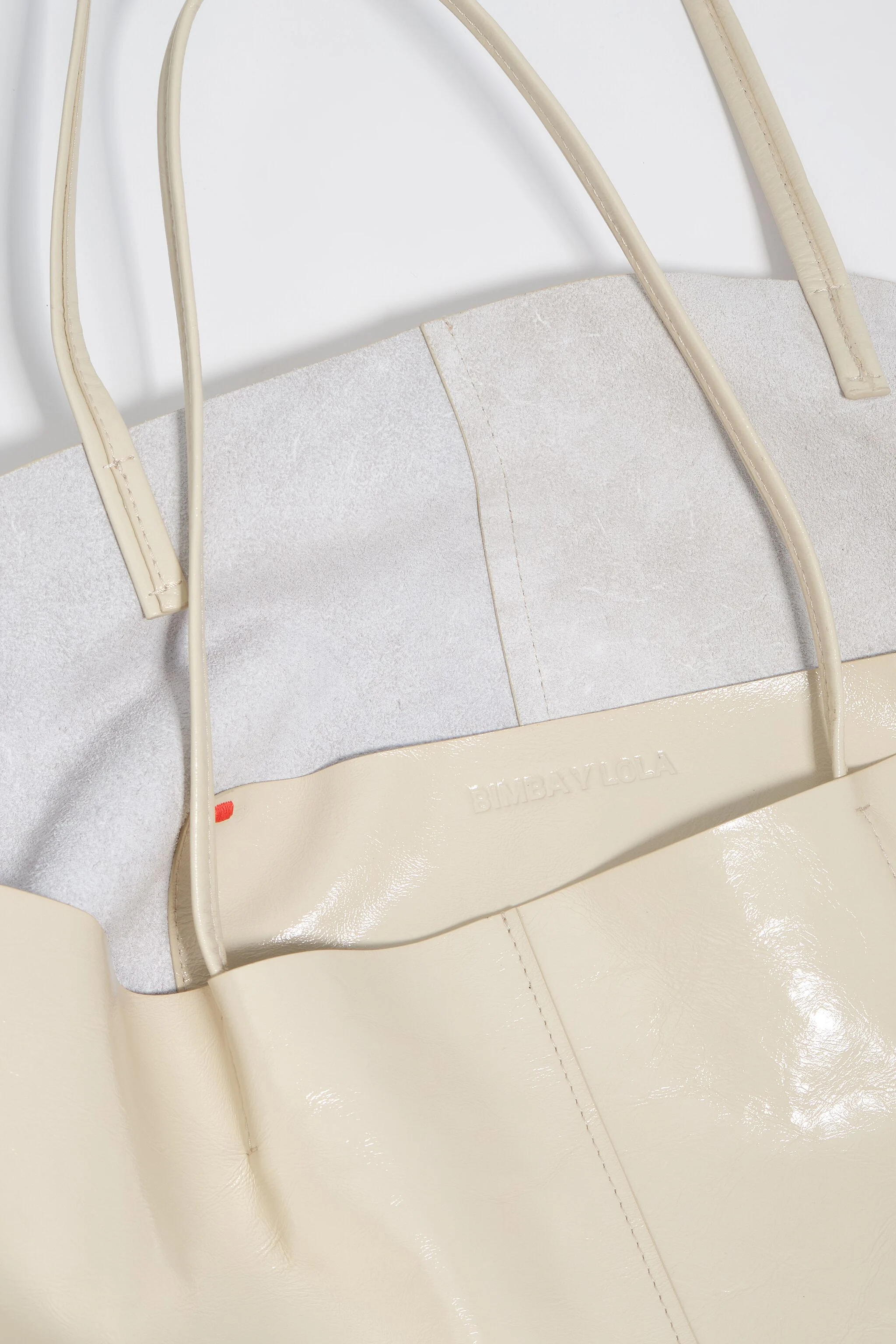 Bolsa maxi shopper em couro brilhante creme