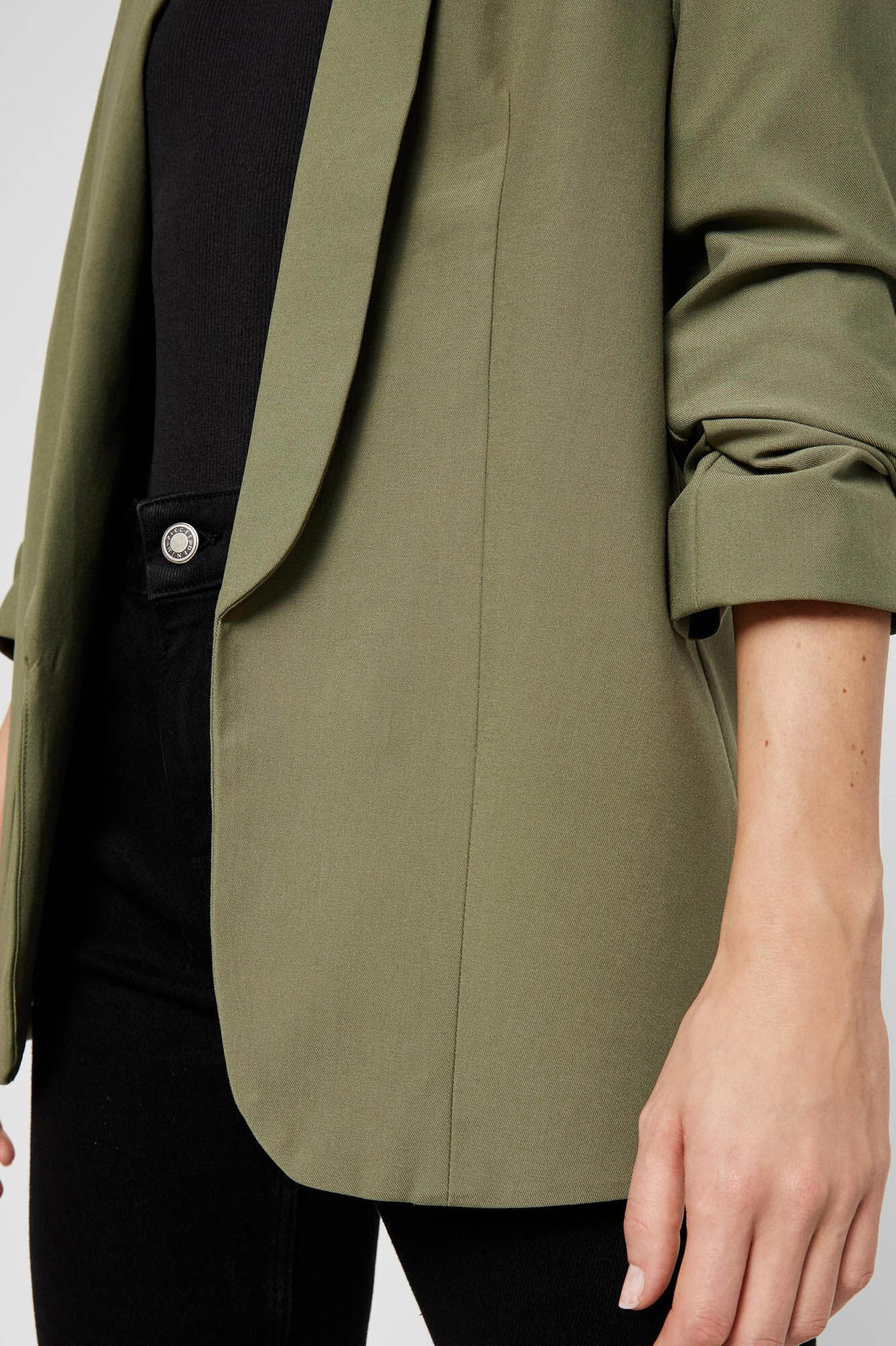 Blazer de manga 3/4 com detalhe de lapela e mangas franzidas. Sem botões.
