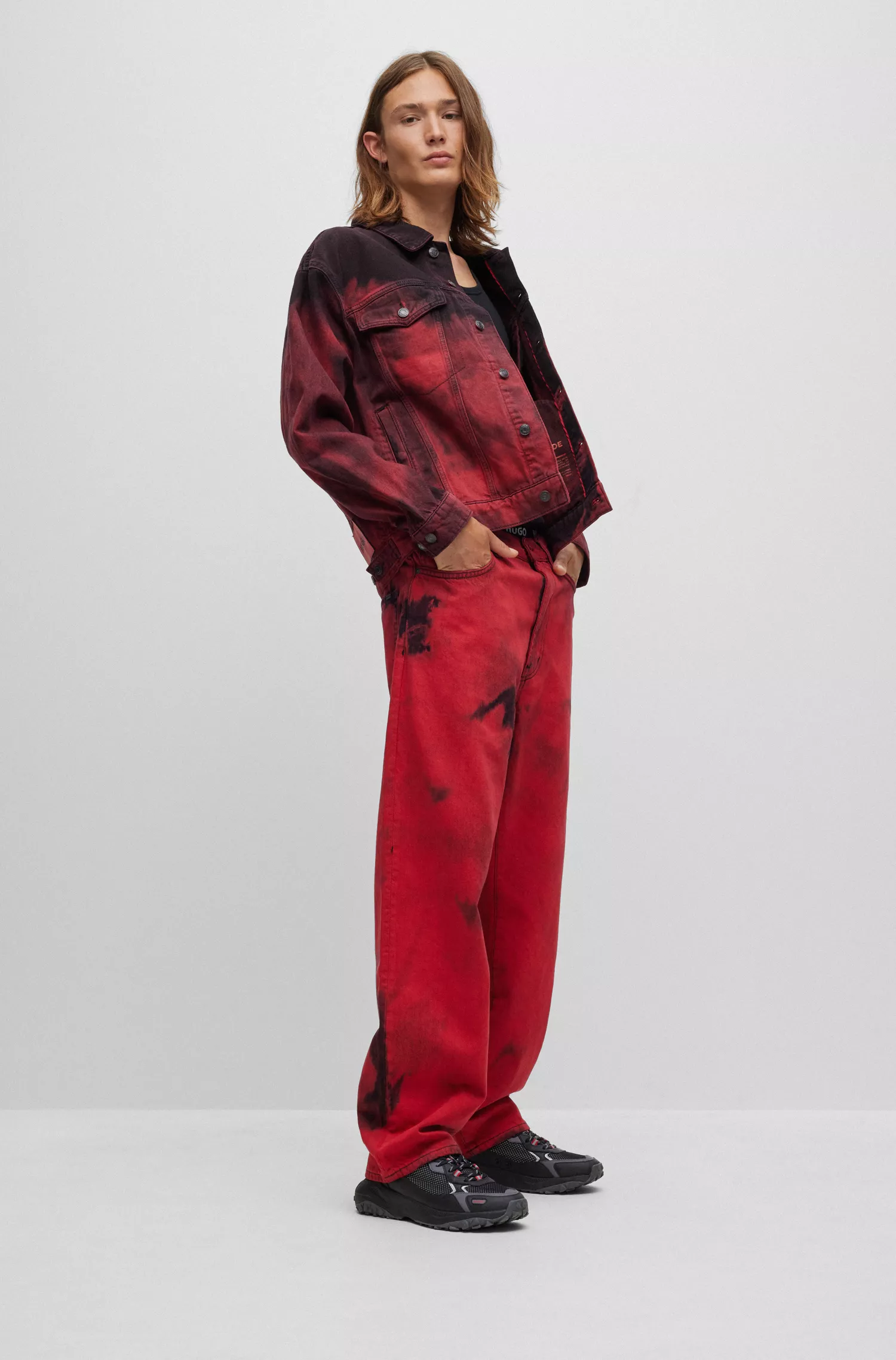 Calça jeans HUGO vermelha, corte regular, em denim rígido com efeito degradê.