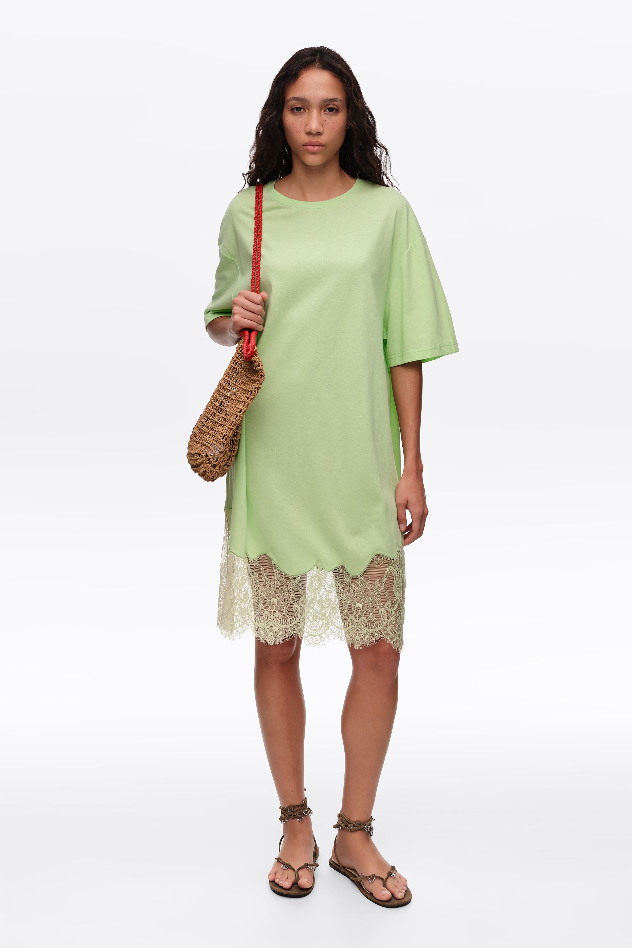 Vestido curto de renda com estampa de maçãs