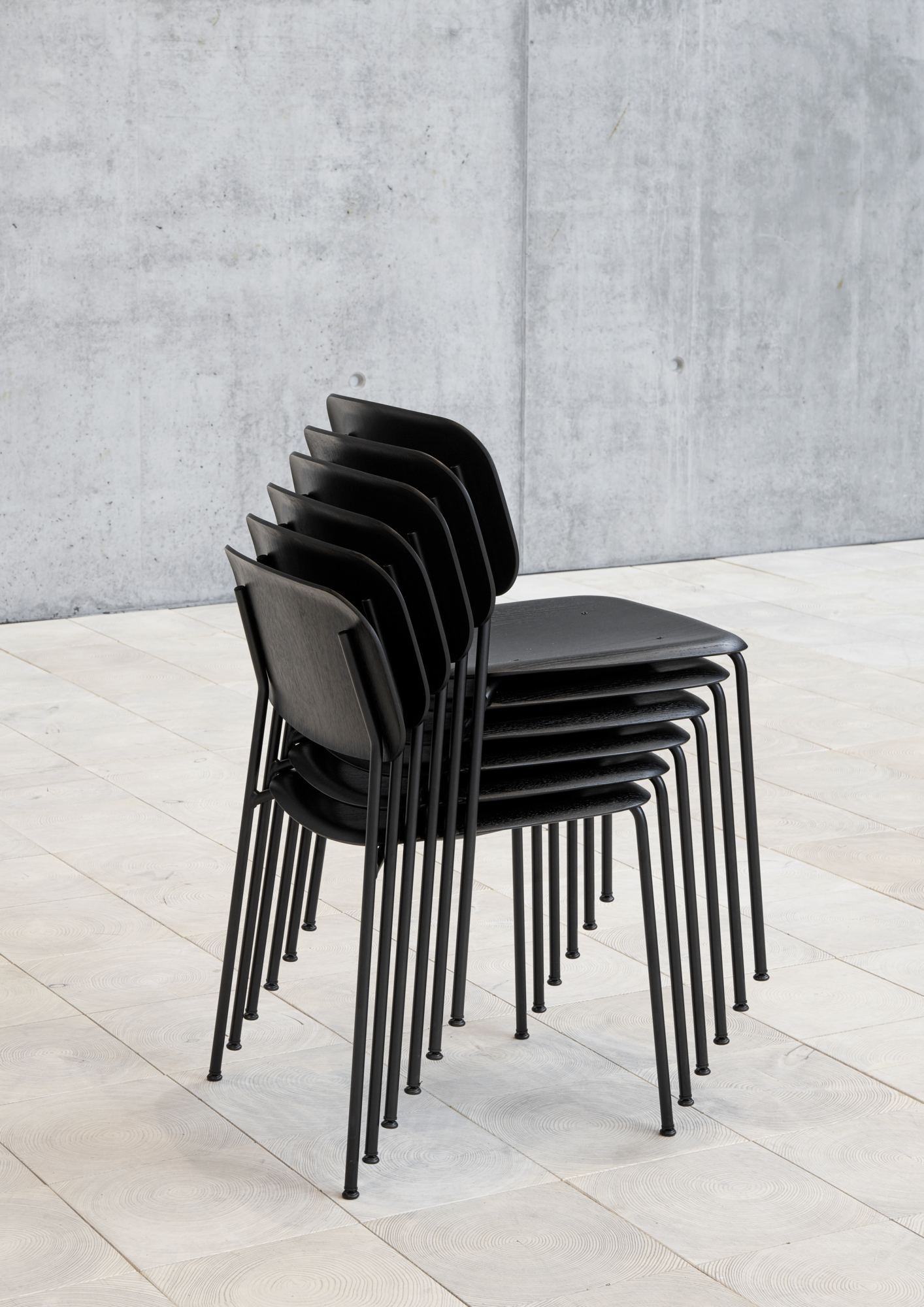 Eetkamerstoel Soft Edge 40 met zwart onderstel smoked