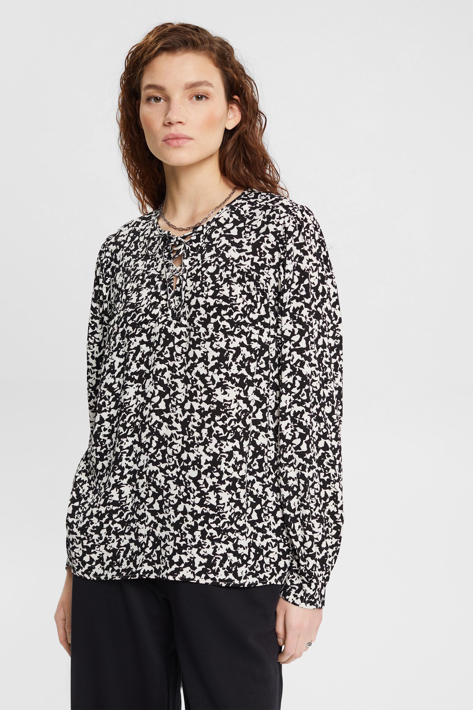 Blouse à motif ornée d’un détail noué