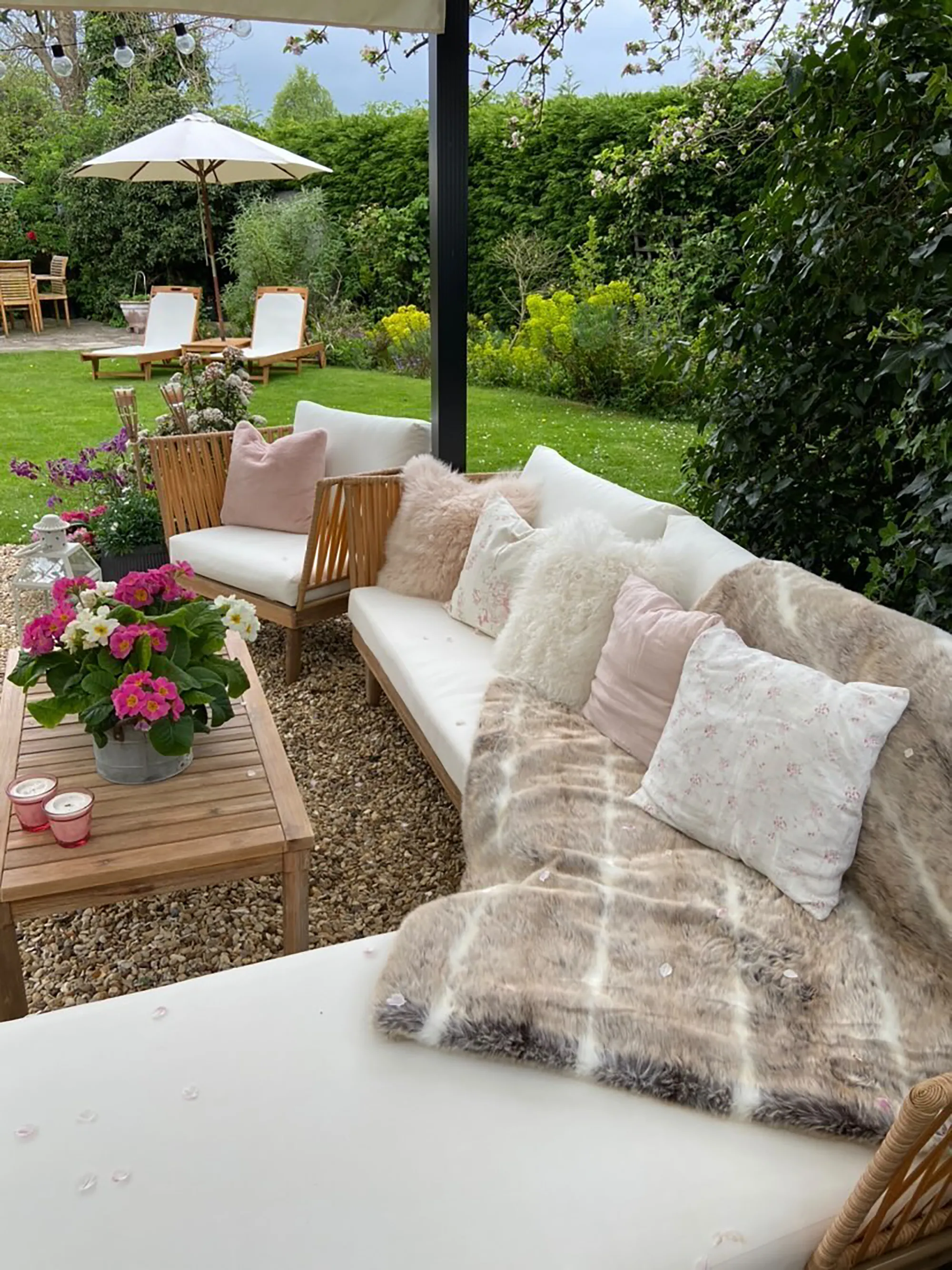 Loungeset met tafel 4-zits CREMONA linkszijdig Acaciahout Gebroken wit