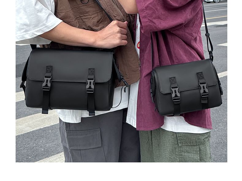 Hikuozy - Crossbodytas met gesp en klep
