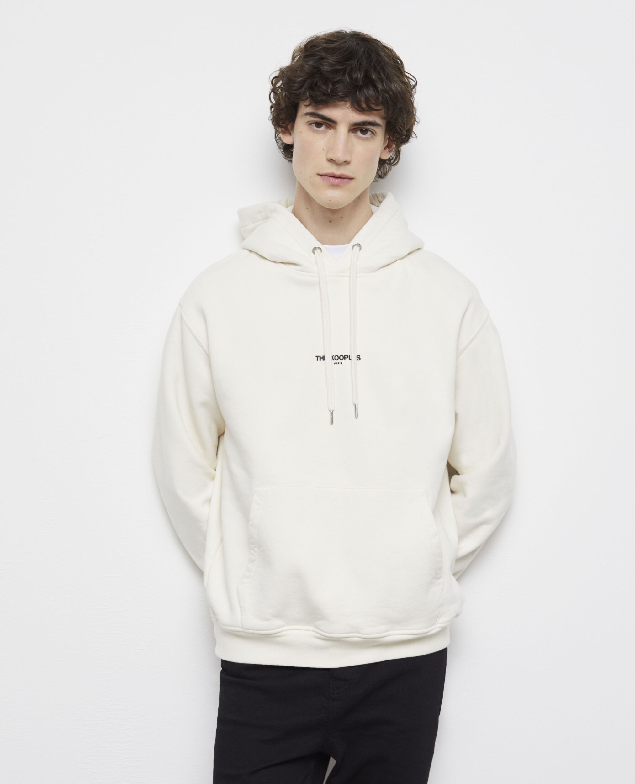 Sweat écru à capuche et poche kangourou