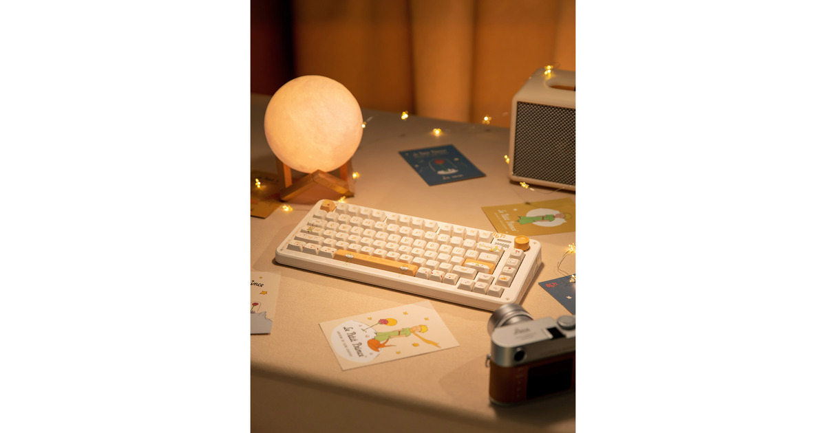 IqunixZX75 Sunset Ponder Wireless Mechanical Keyboard, gaming toetsenbord  (Lichtgeel, US lay-out, IQUNIX Silent Rose, RGB leds, 75%, Hot-swappable, Double-shot PBT, 2.4GHz | Bluetooth 5.1 | USB-C)