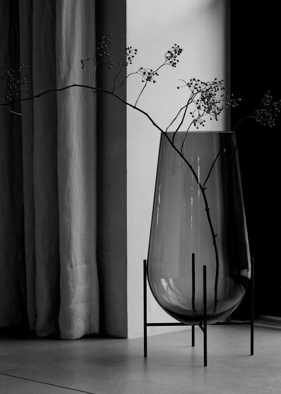 Audo Copenhagen Échasse vaas vloervaas large Smoke / Brushed Brass