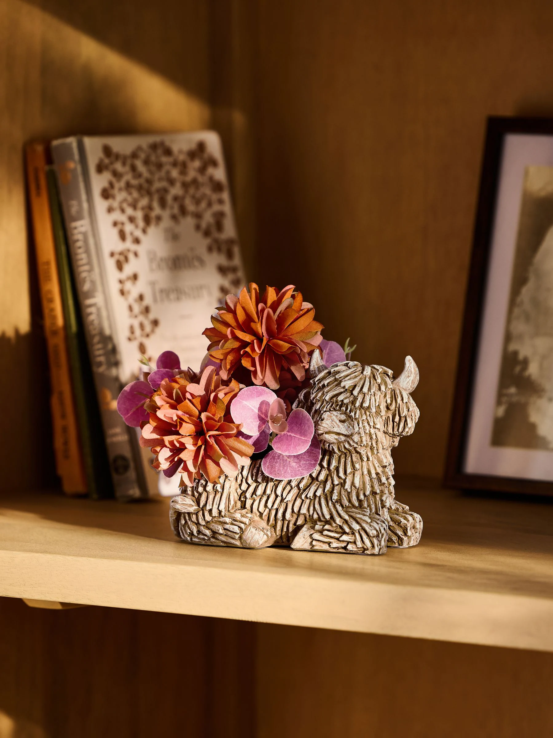 Kunstmatige herfstbloemen in Hamish The Highland pot met hooglander