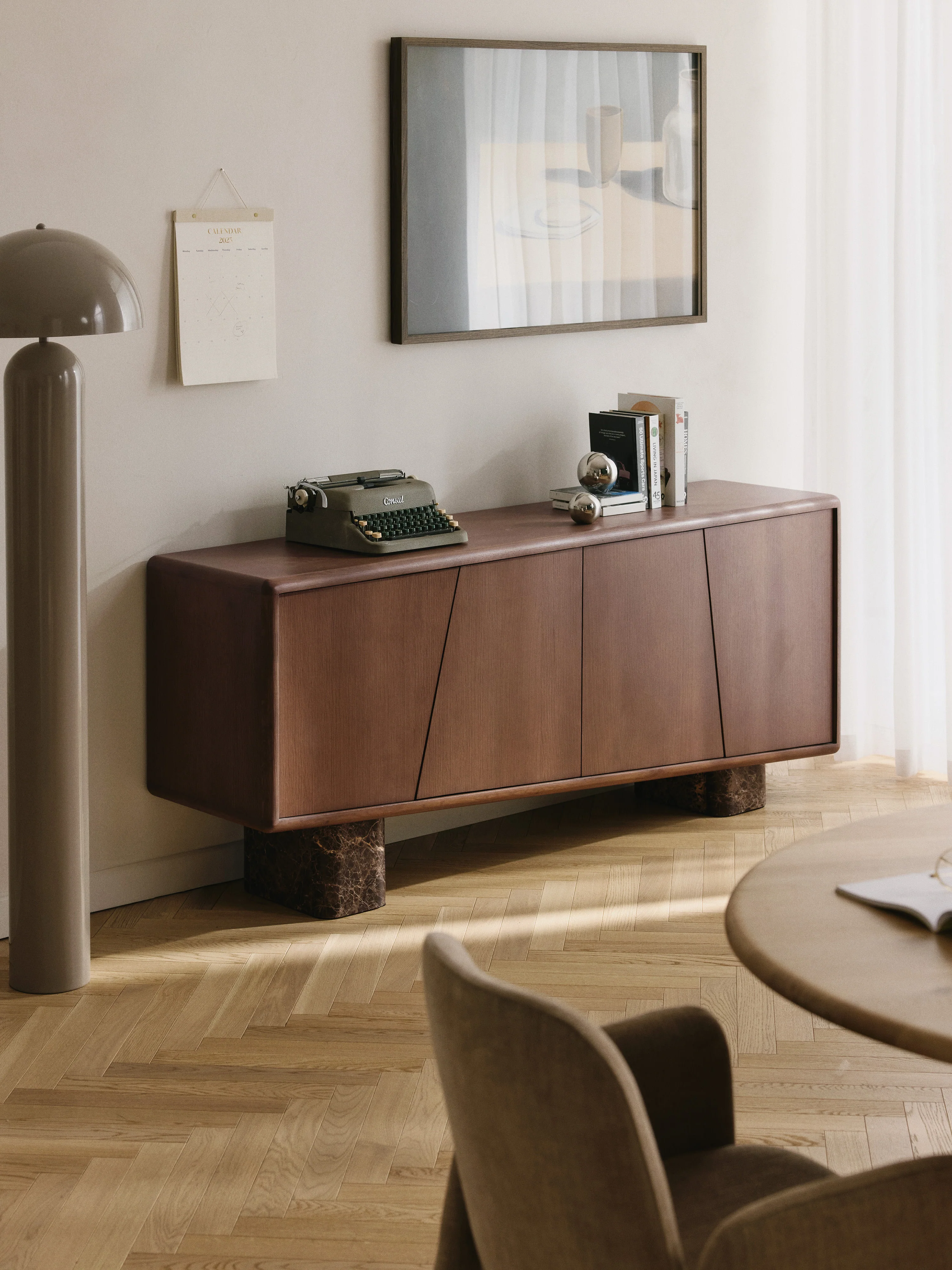 Houten dressoir Tundra met Emperador marmeren poten