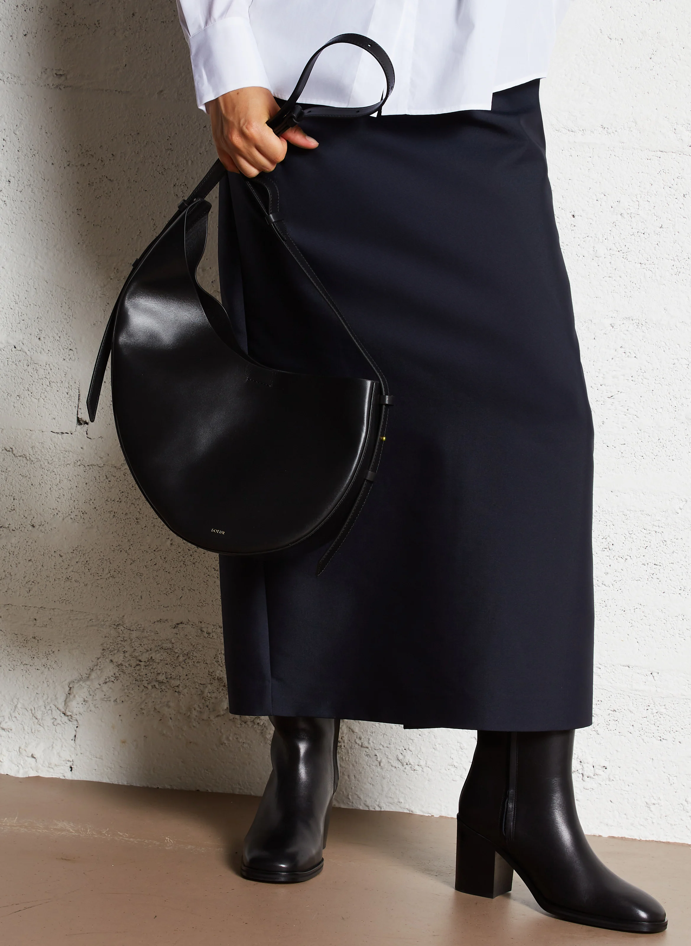 WINONA - Sac bandoulière asymétrique en cuir lisse | Noir
