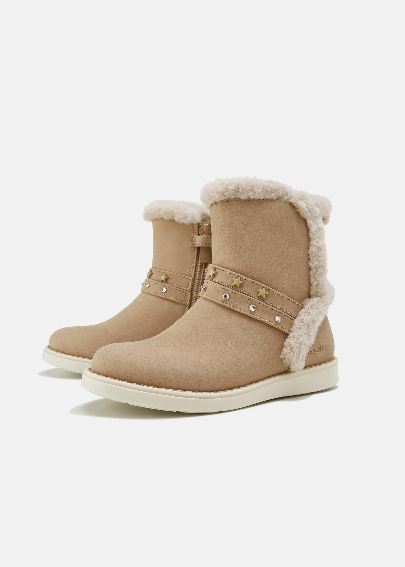 Botas de cano curto com forro e tachas para meninas
