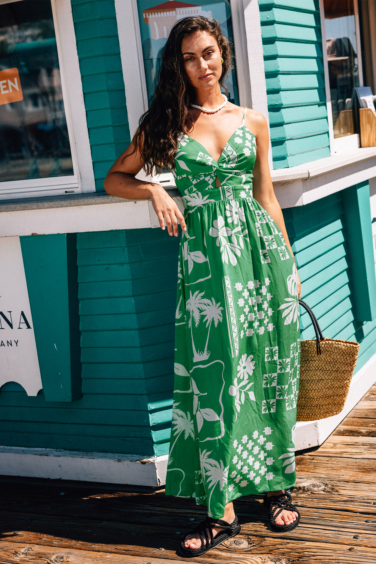 Robe maxi avec col en cœur torsadé et trou de serrure tropicale