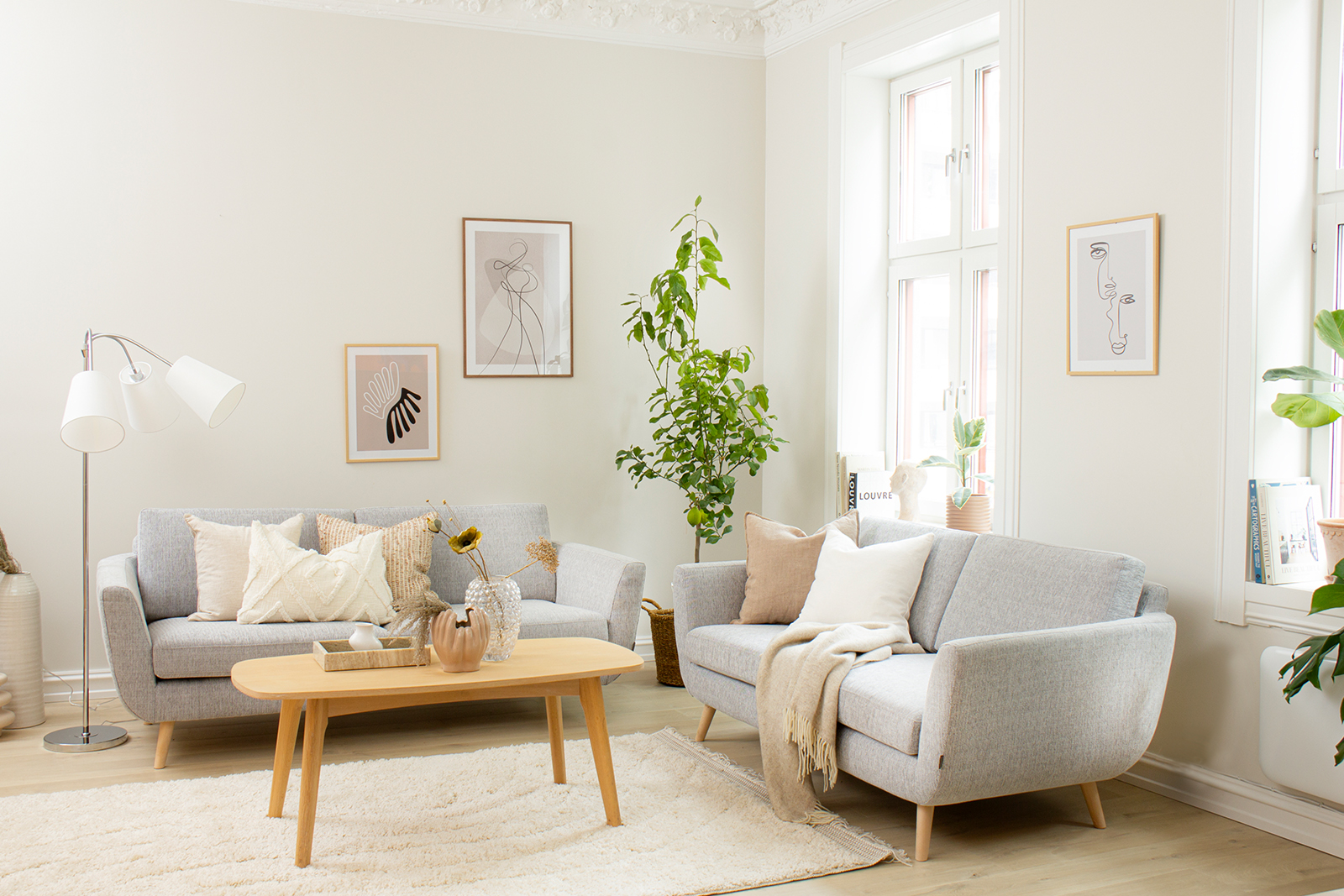 Sun sofa 3-seter. Tekstil Cortina 1108-75 Silver med ubehandlede treben.