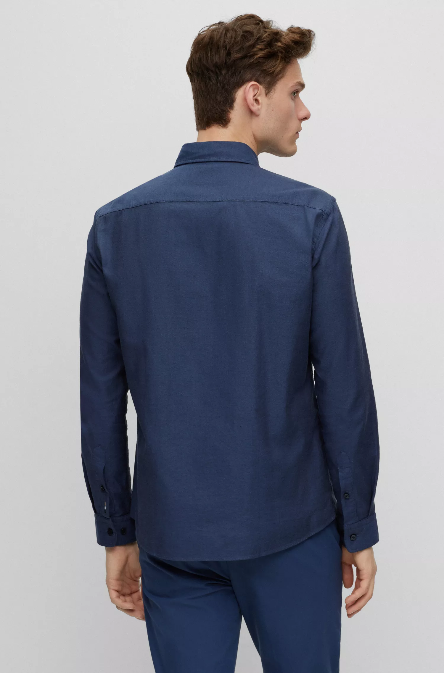 Camisa preta de corte slim da BOSS, confeccionada em algodão Oxford.