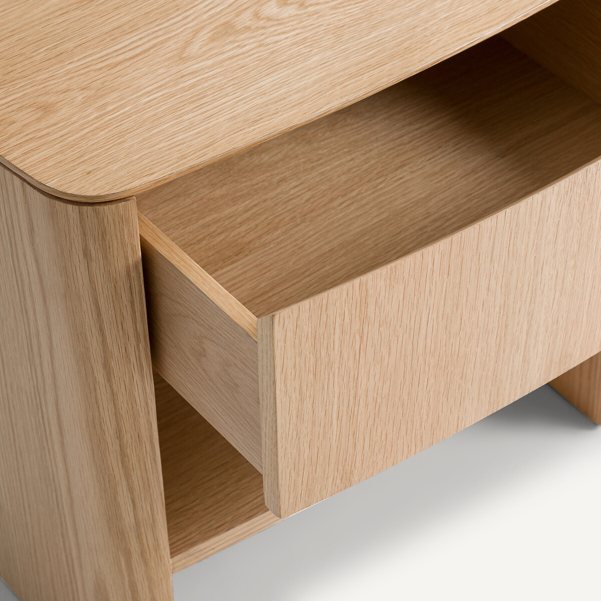AM.PM<br>Mesa de cabeceira em folheado de nogueira ou carvalho, Willow