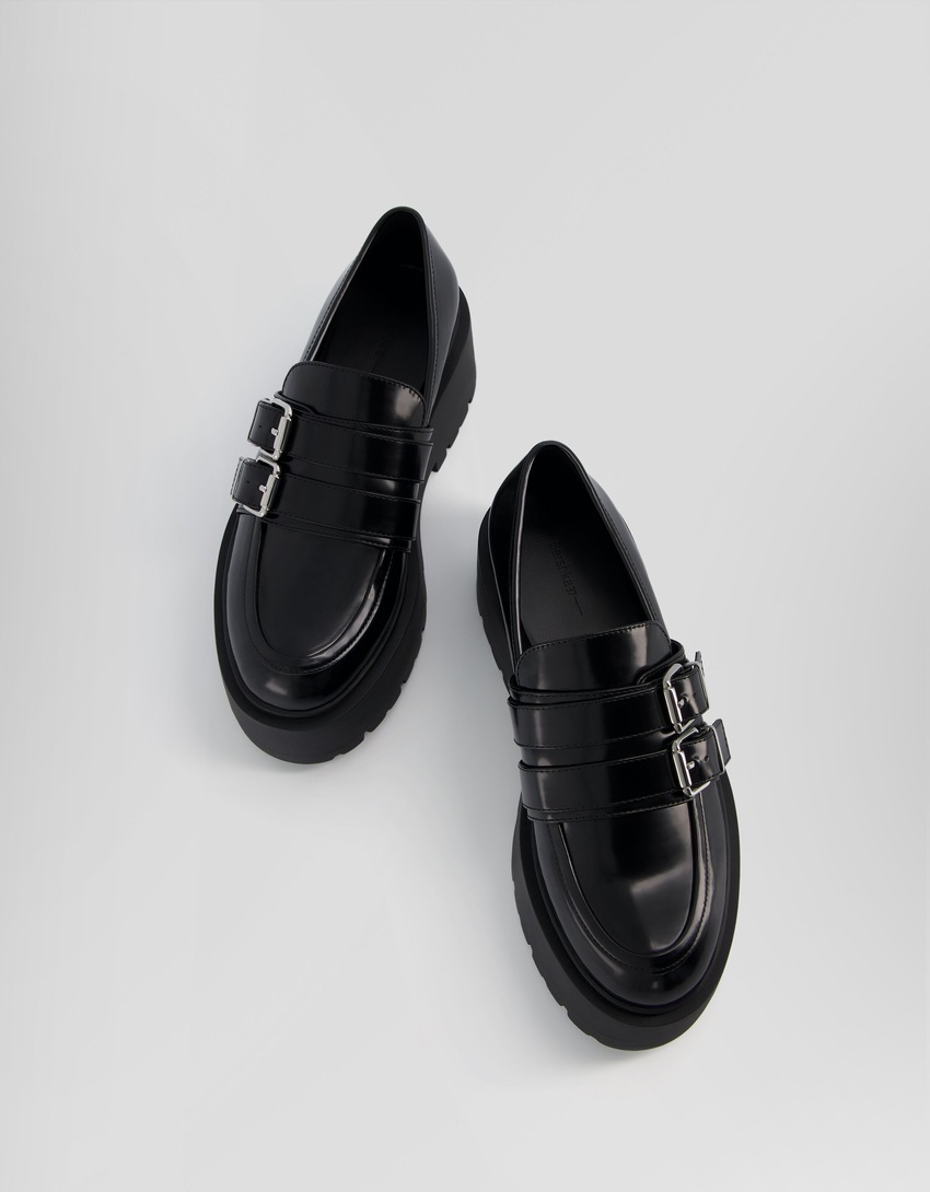 Sapatos plataforma com fivelas