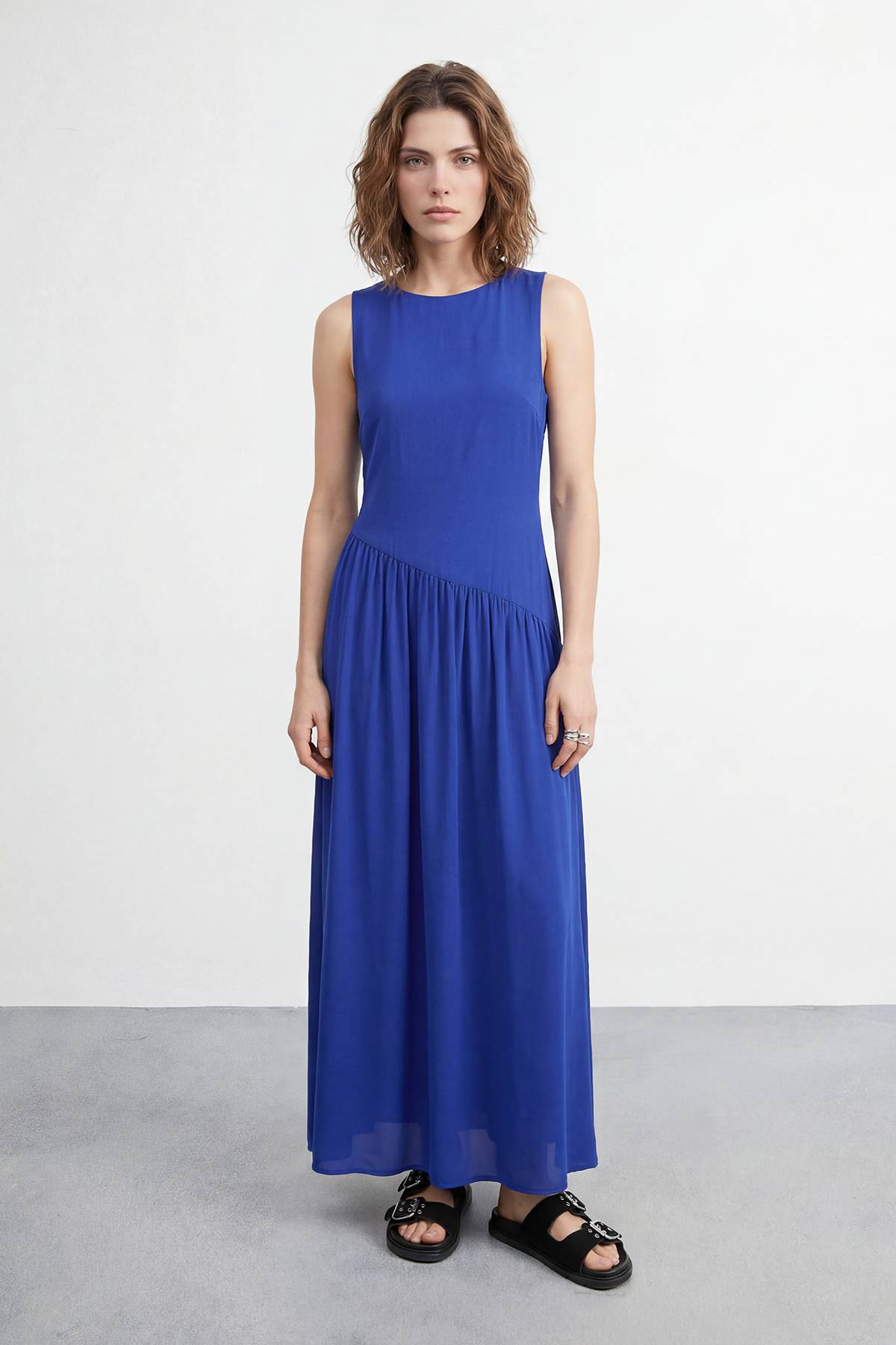 Warehouse Robe Longue Étagée en Mousseline à Taille Basse Unie Petite