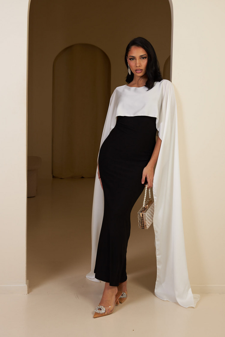Robe noir ample satinée à empiècement voile blanc