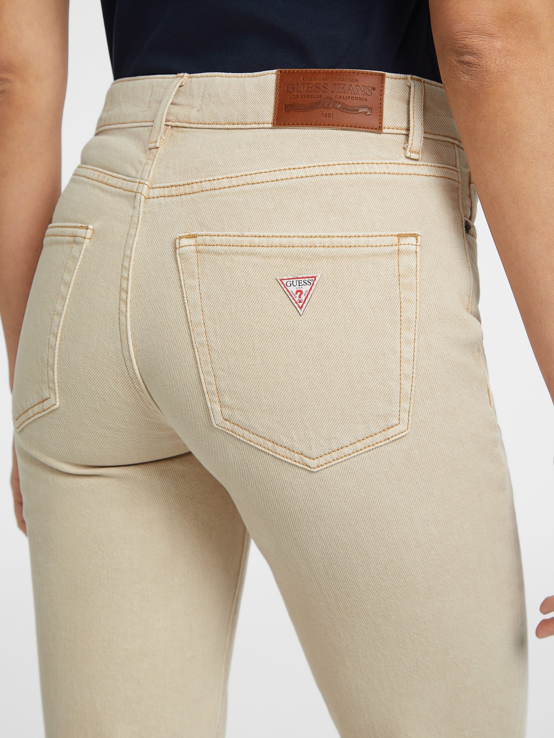 Calça jeans reta de cintura média G08