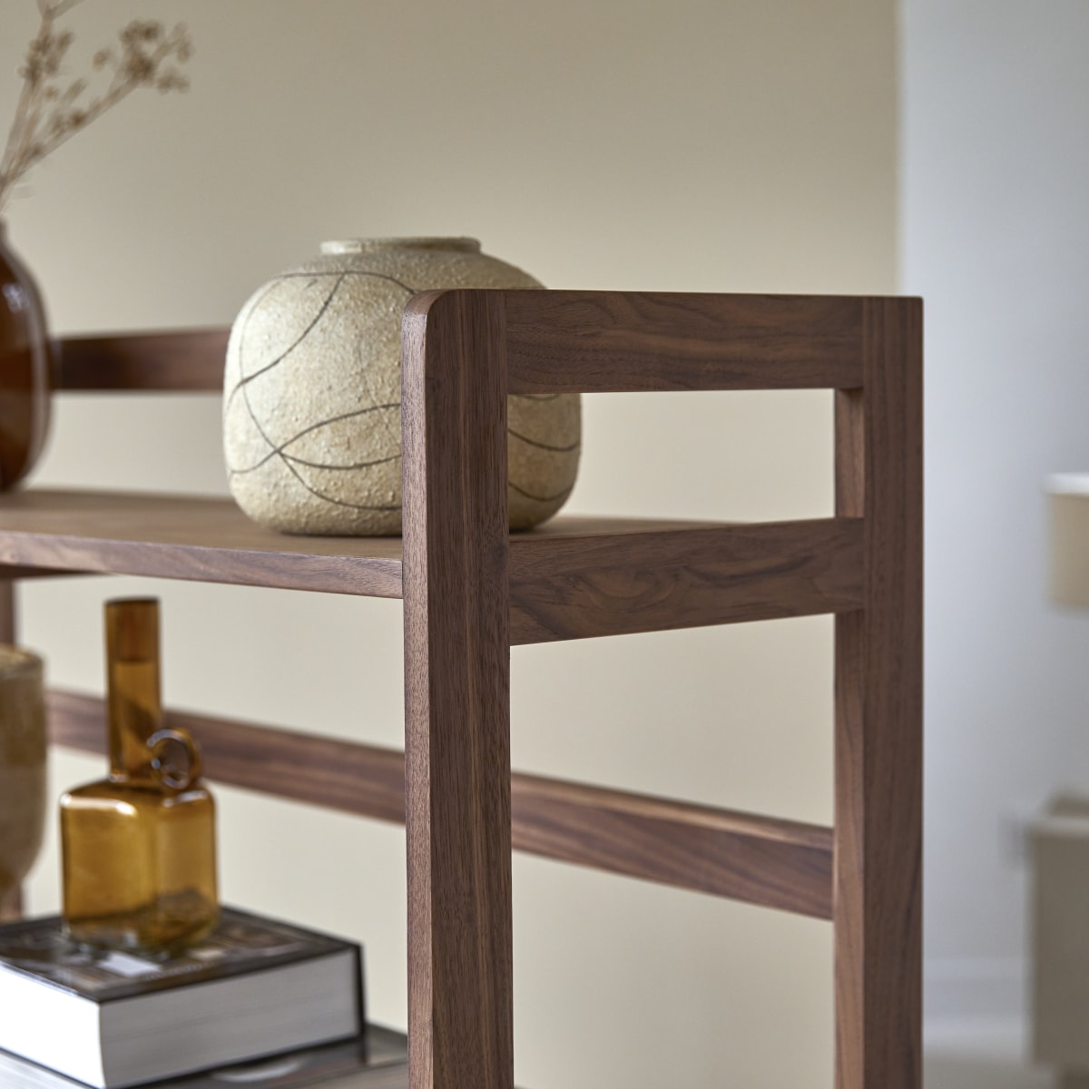 Tikamoon - Esmée - Hoog dressoir in notenhout
