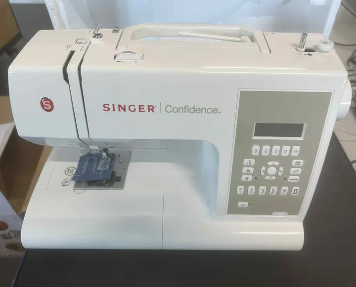 [OUTLET] - Singer Confidence 7470 - Symaskine - 225 søm - 6 et-trins knaphuller - LCD display