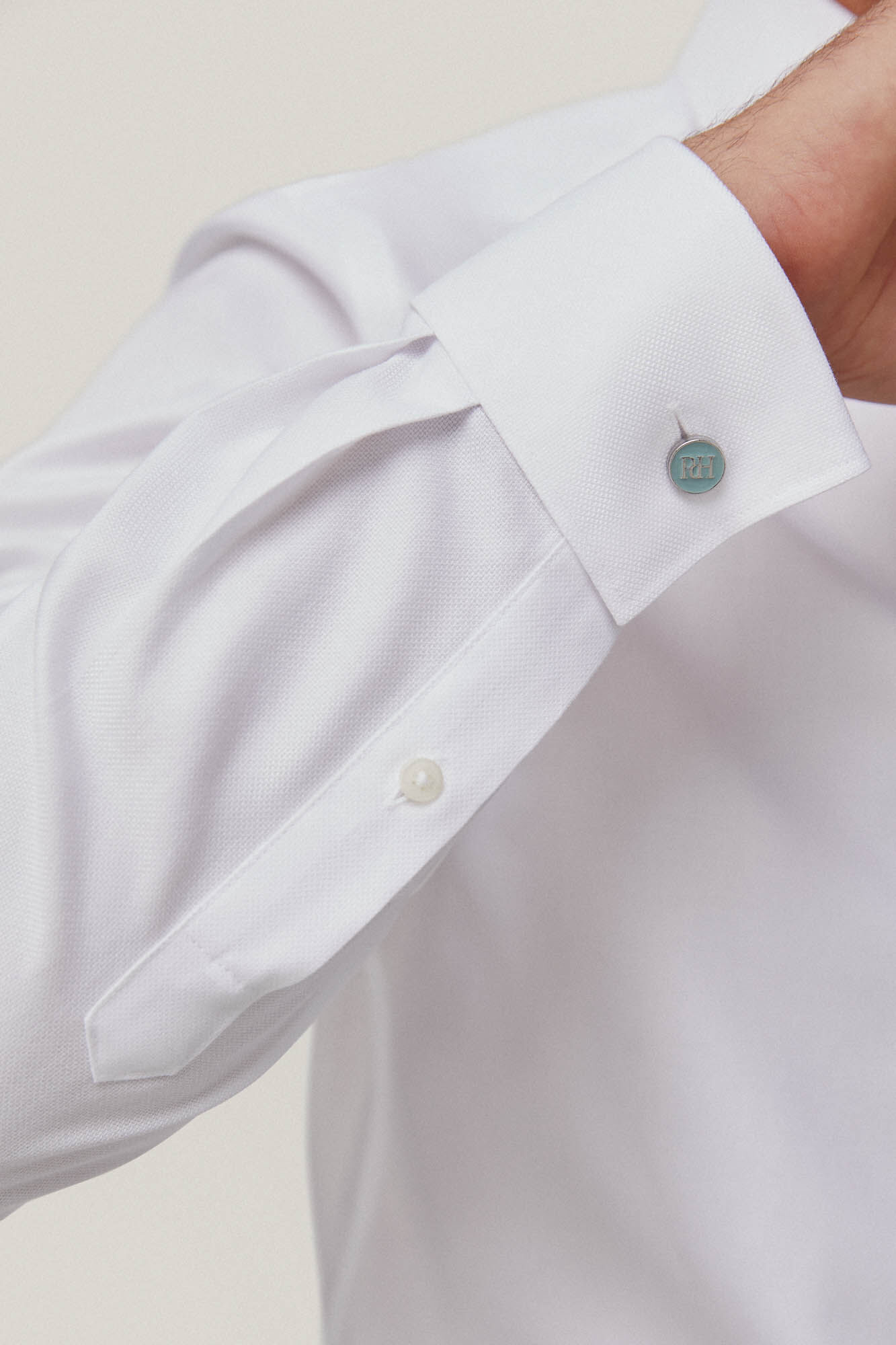 Camisa social com abotoaduras, textura lisa que não precisa passar e resistente a manchas - Branca