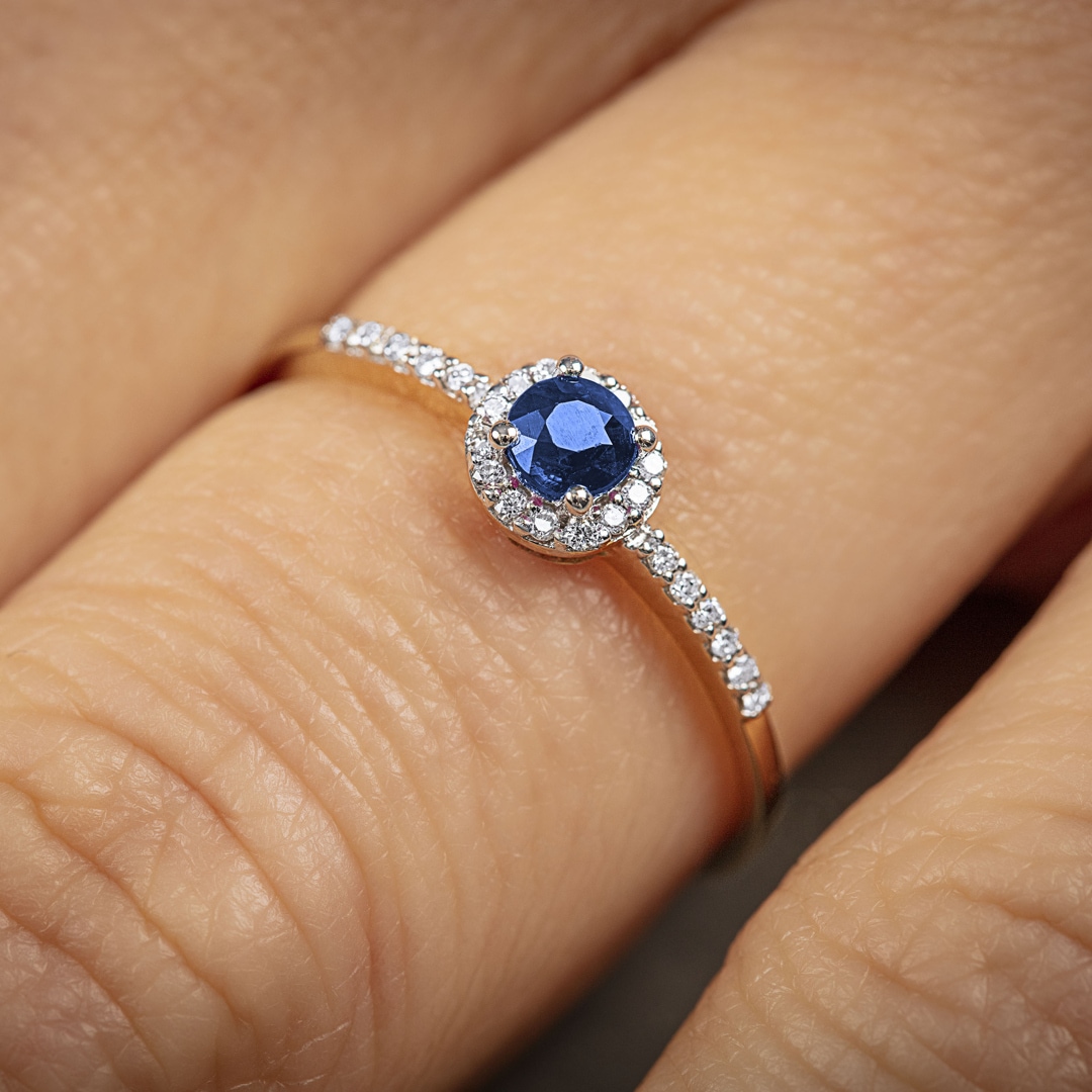 Damenring 750/18 K Gelbgold mit Saphir rund und Diamanten 0.07 ct H/si