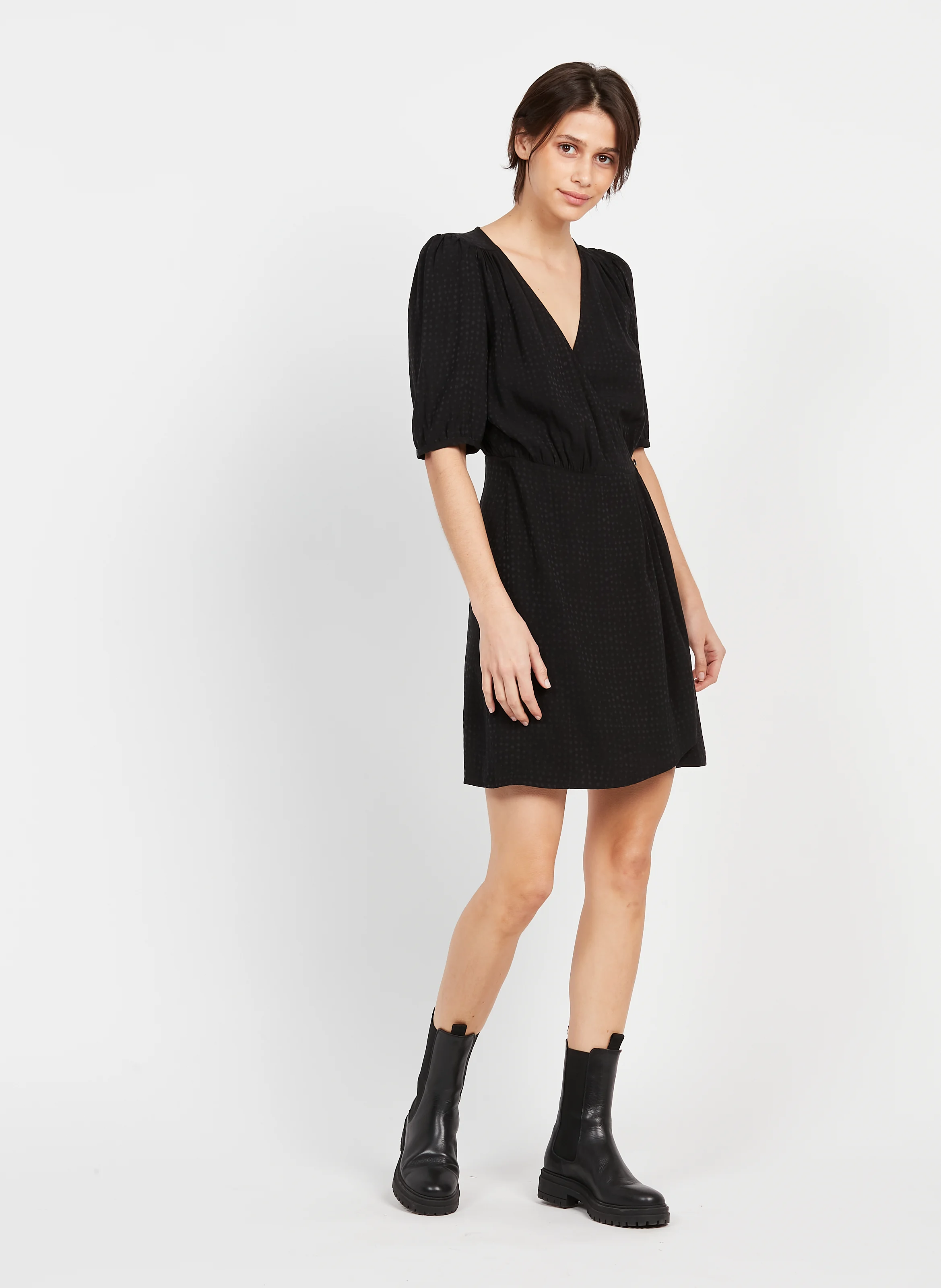 NUSCH - Robe courte décolleté V| Noir