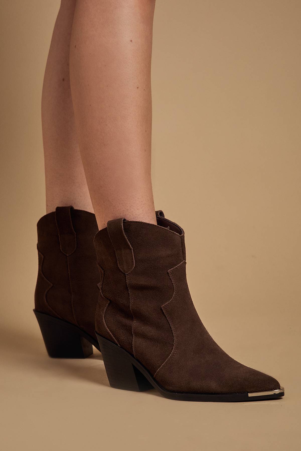 Oasis Bottines Western Tammy en Daim Véritable avec Finitions Métalliques