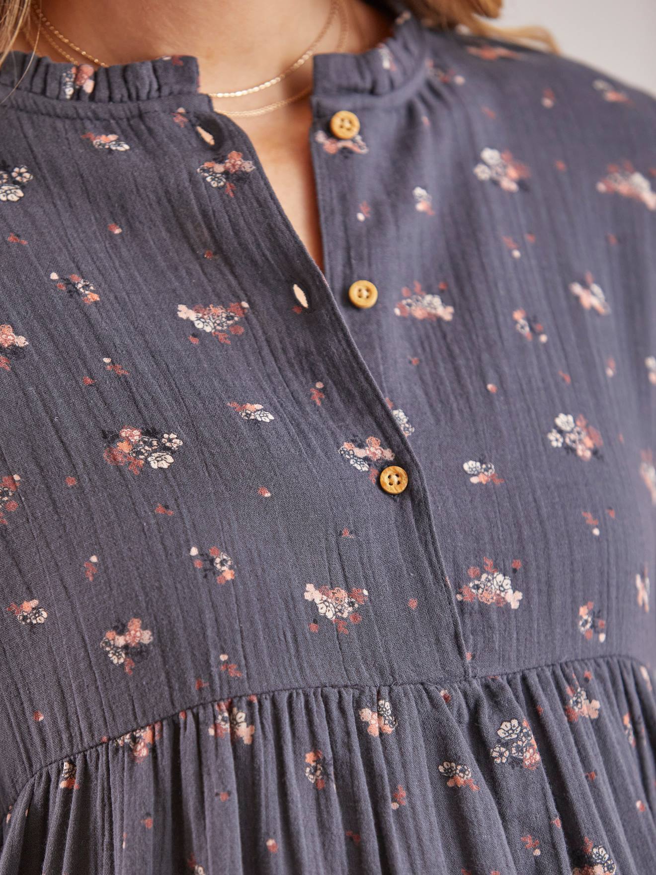 Vestido de maternidade e amamentação em chiffon de algodão estampado cinza escuro