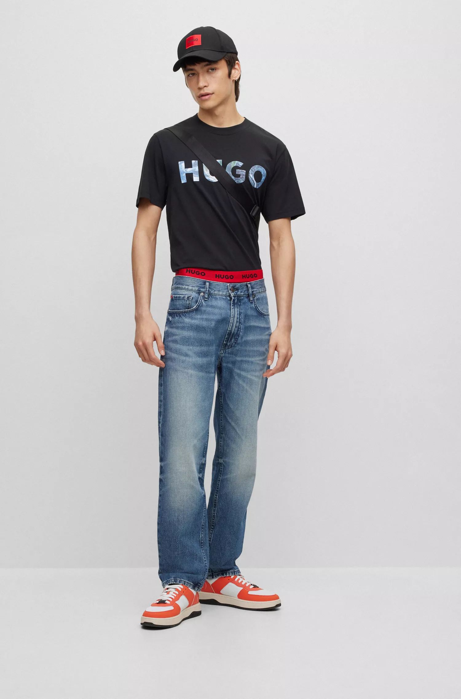 Camiseta HUGO vermelha em malha de algodão com logotipo e slogan.