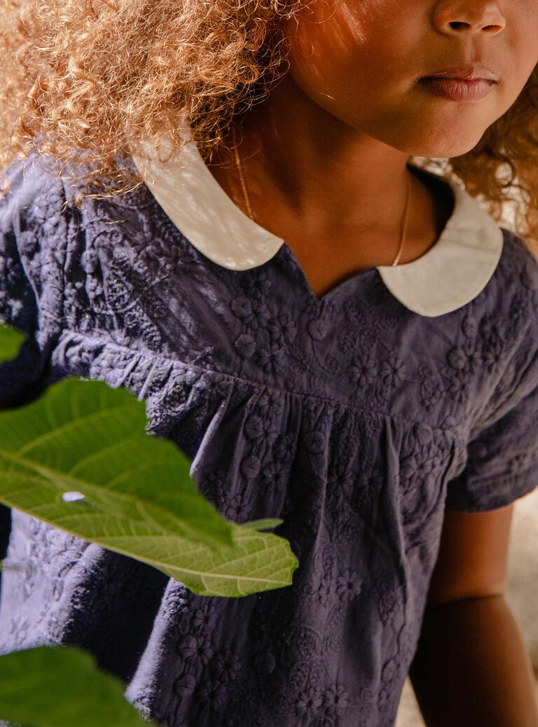 Blouse bleu marine à broderies fleuries