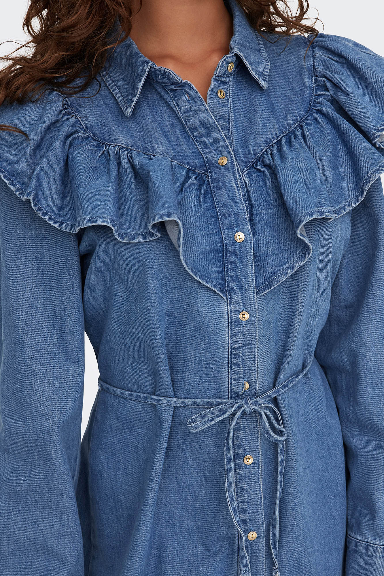Vestido jeans com detalhe de babado