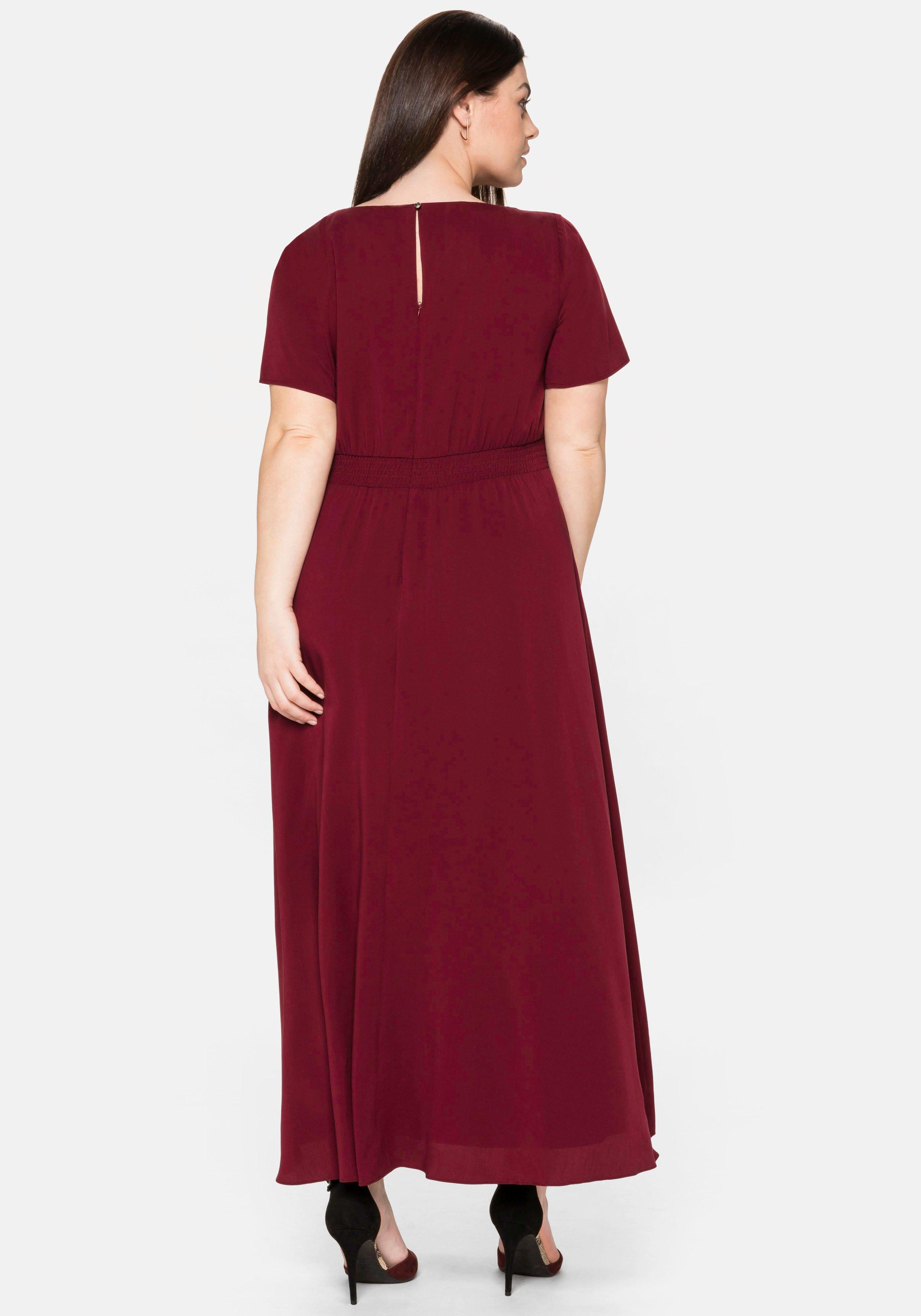 Abendkleid mit Schmucksteinen am Ausschnitt