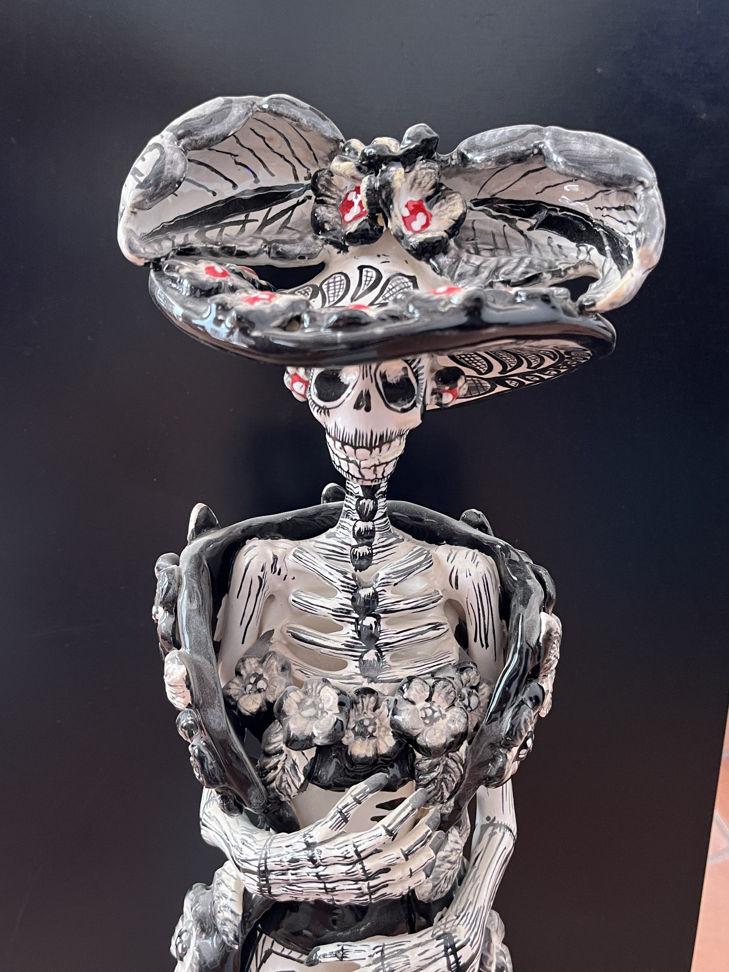 Keramik-Figur 'Con Rebozo', schwarz-weiß, H 59 cm, B 20 cm, L 18 cm von fischer's lagerhaus