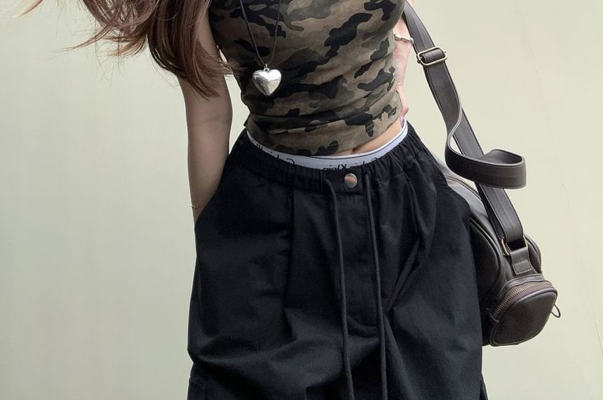 Trendycas - Tanktop met ronde hals en camouflageprint / Broek met trekkoord in de taille, effen en wijde pijpen