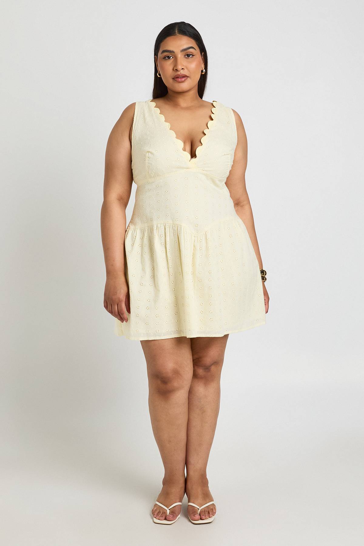 boohoo Robe Patineuse Grande Taille À Corsage Broderie Anglaise Et Encolure Festonnée
