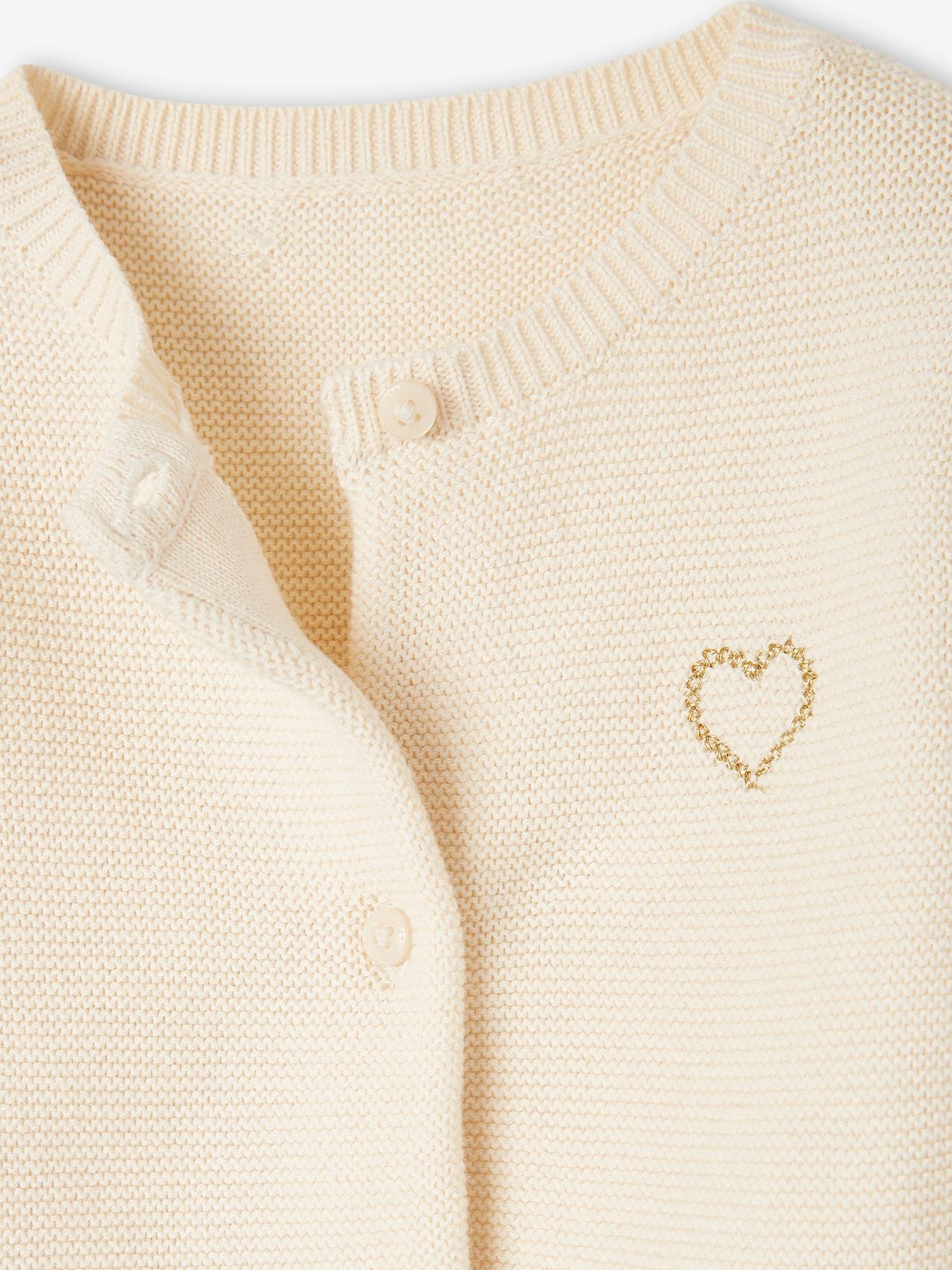 Casaquinho com bordado de coração dourado, modelo liso branco claro para bebê com estampas.