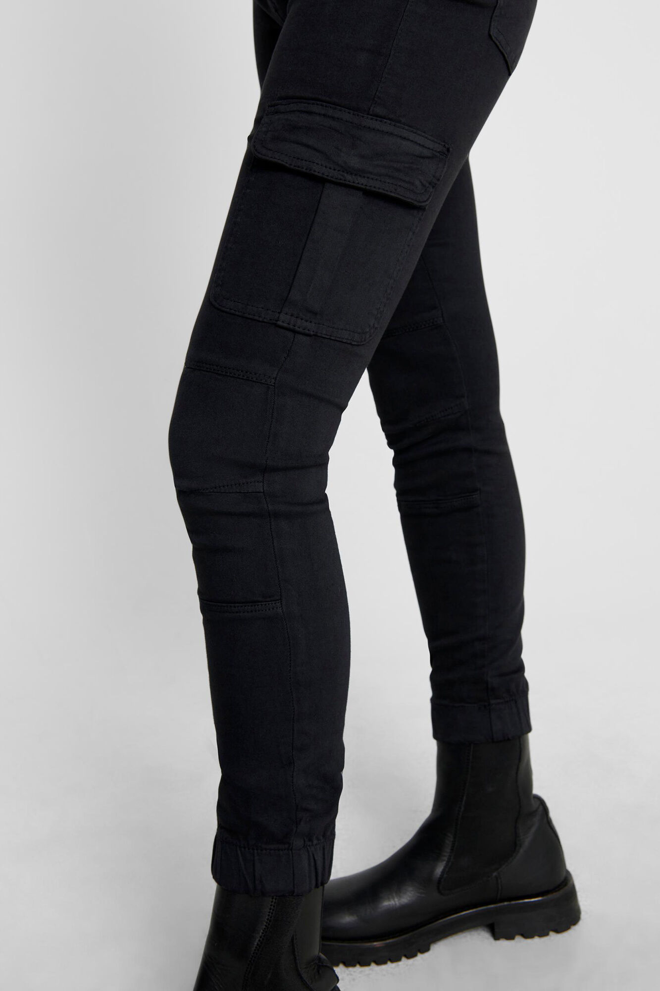 Calça jeans cargo skinny com bolsos laterais