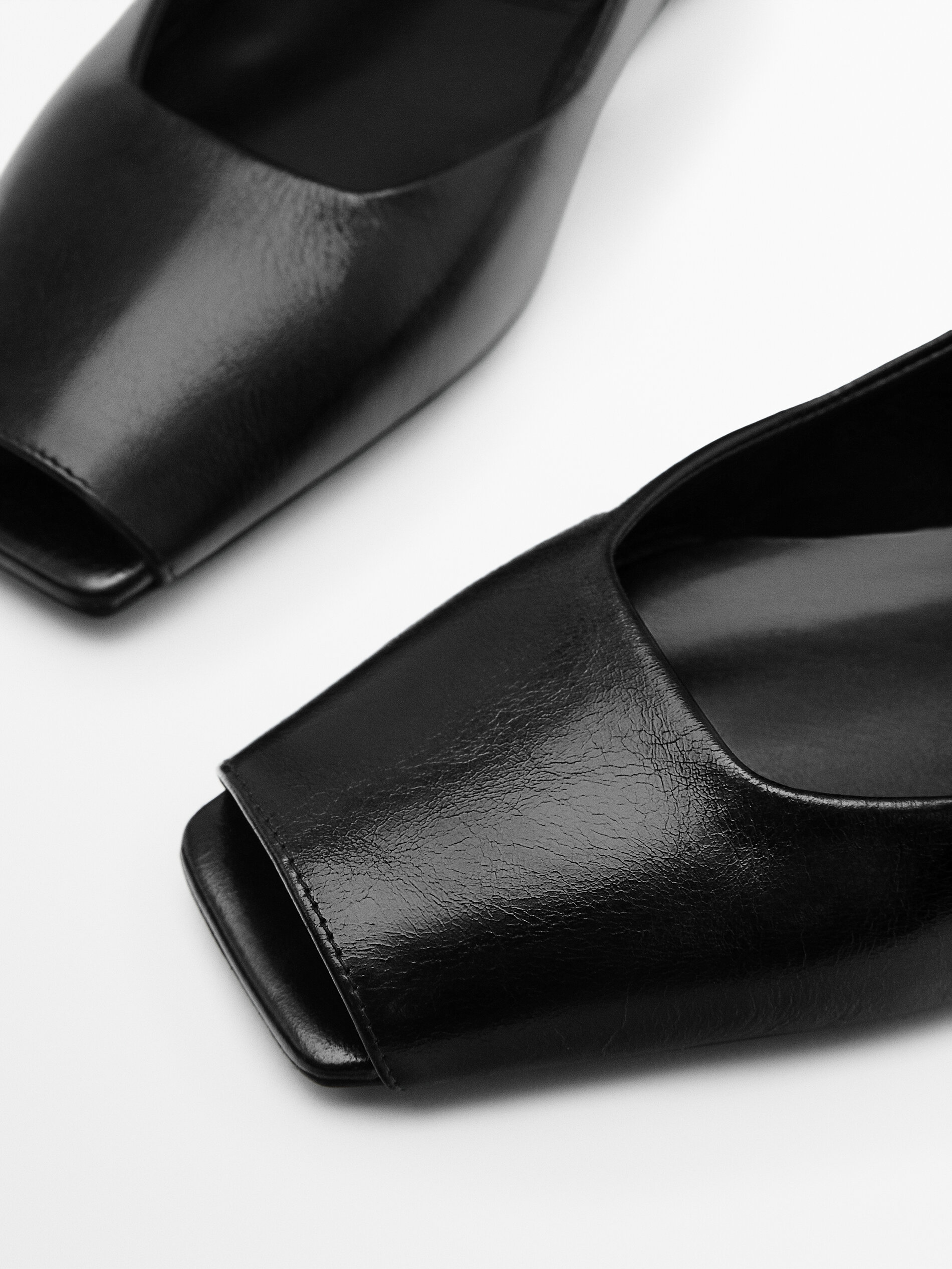 Sapato baixo de couro com detalhes - PRETO