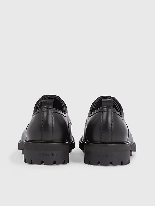Sapatos de couro com cadarço