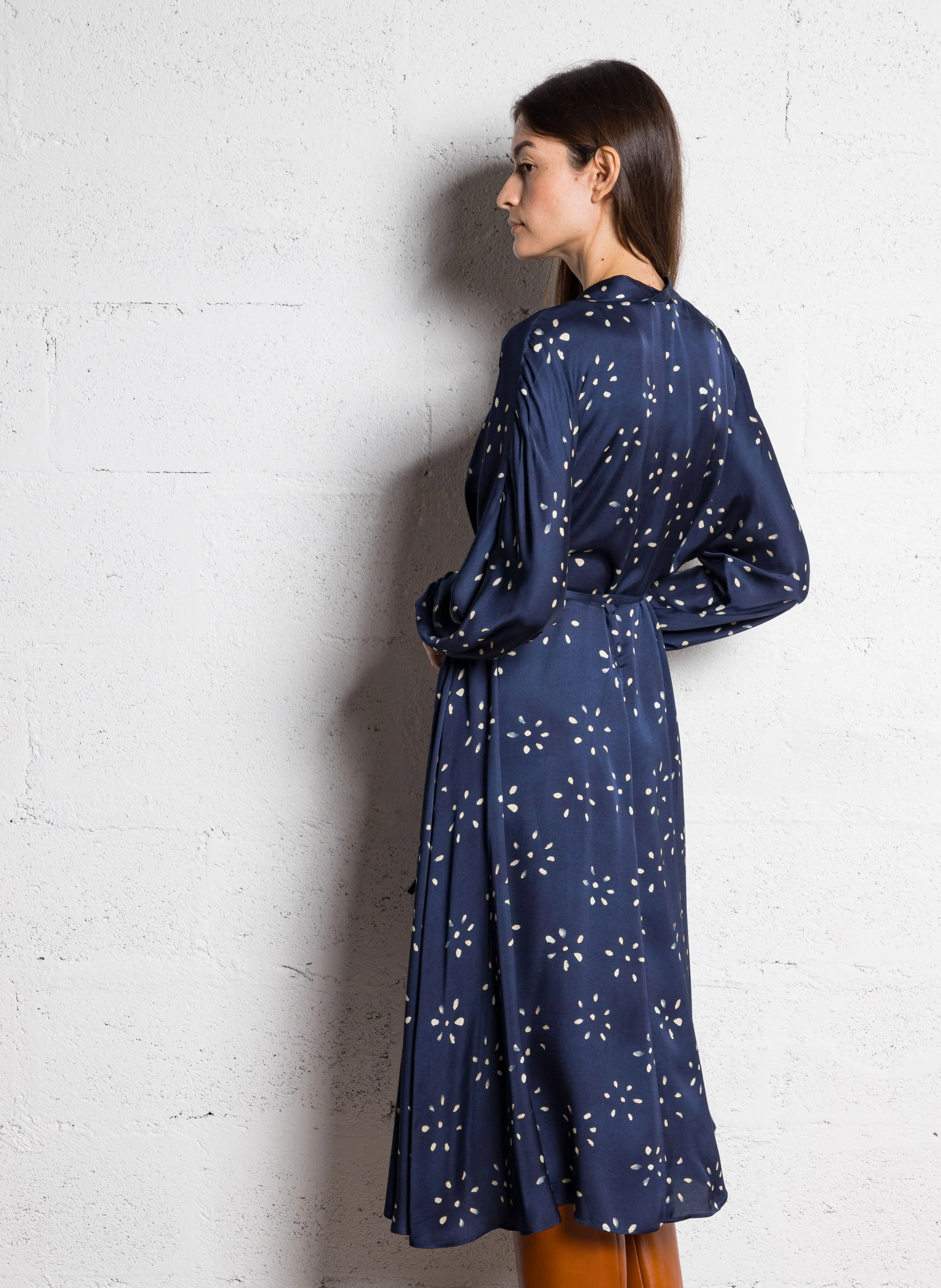 NAIMA - Robe longue imprimée satinée | Bleu