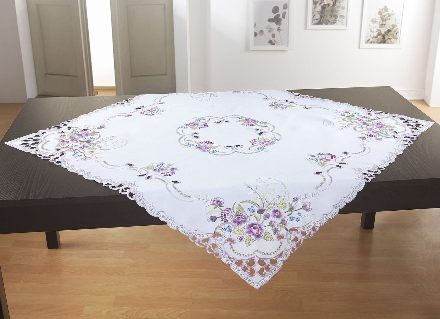 Tischdecke oder Kissenbezug mit Blüten-Stickerei