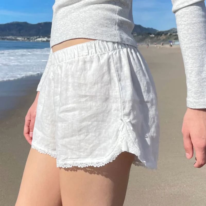 PolkaBella - Lage, effen hotpants met kanten rand