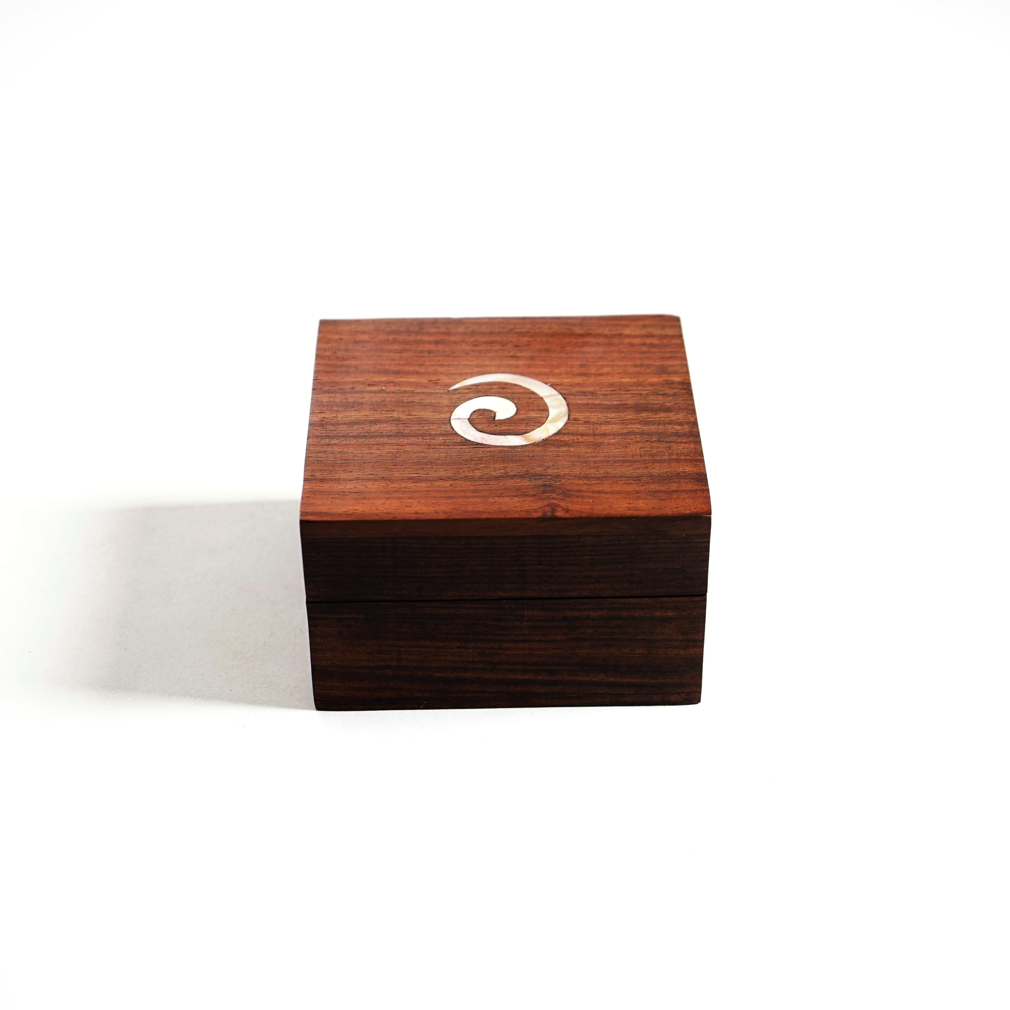 Holz-Schatulle mit Perlmuttintarsien, braun, L 10 cm, B 10 cm, H 6 cm von fischer's lagerhaus