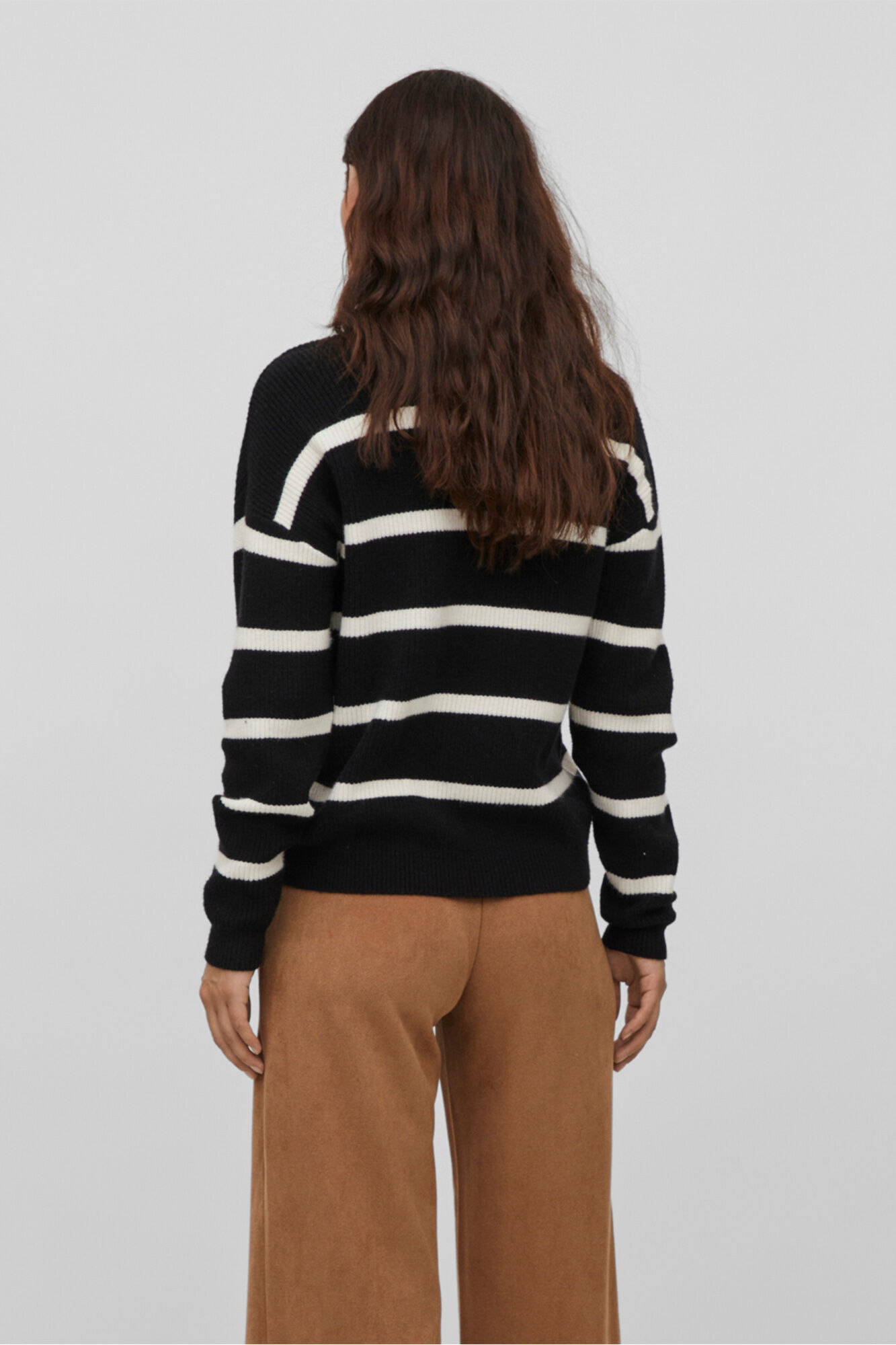 Blusa feminina de gola alta e manga comprida - Preta
