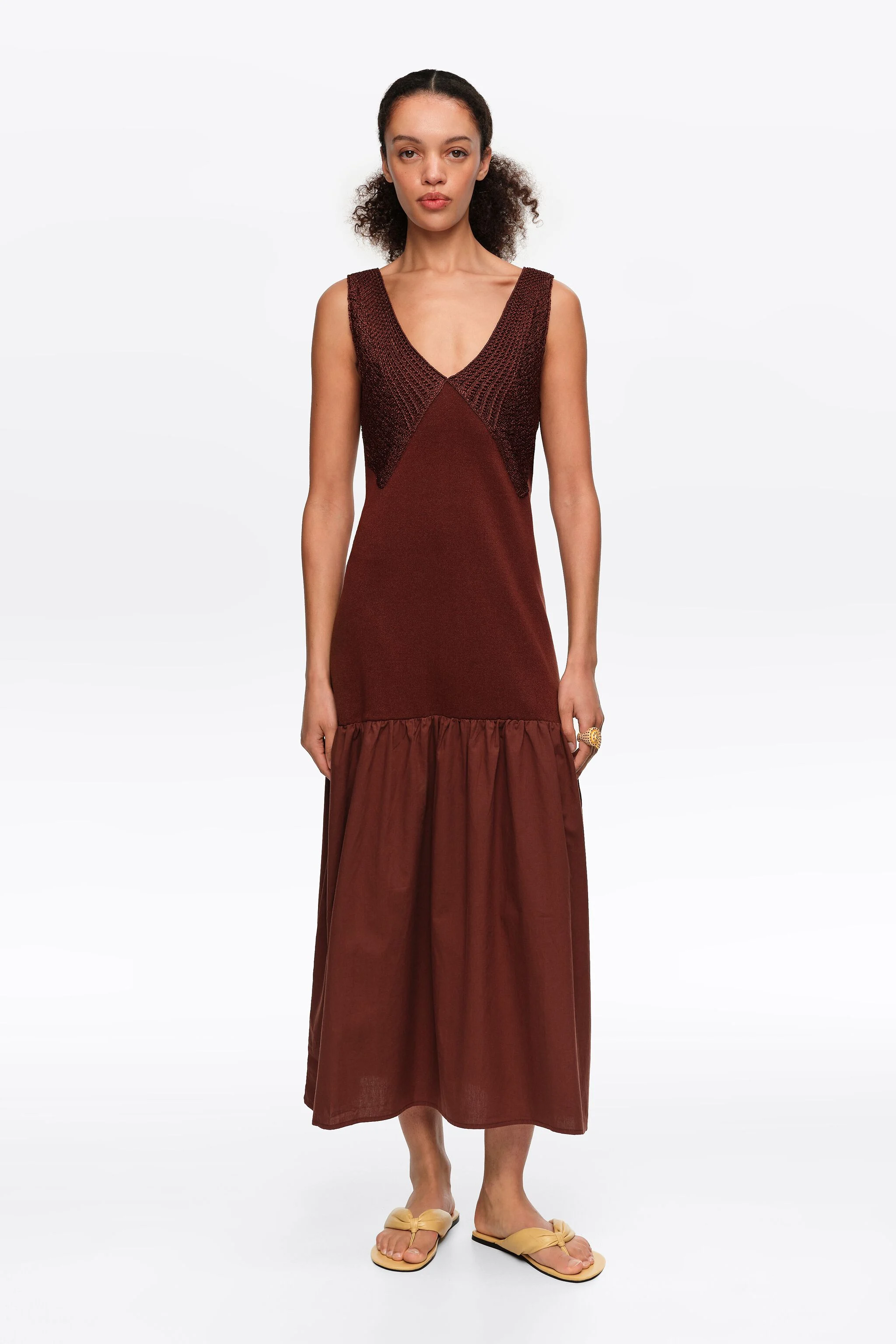 Vestido marrom de malha evasê em dois materiais