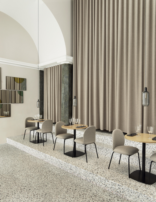 Normann Copenhagen Ace stoel zwart gepoedercoat onderstel Synergy