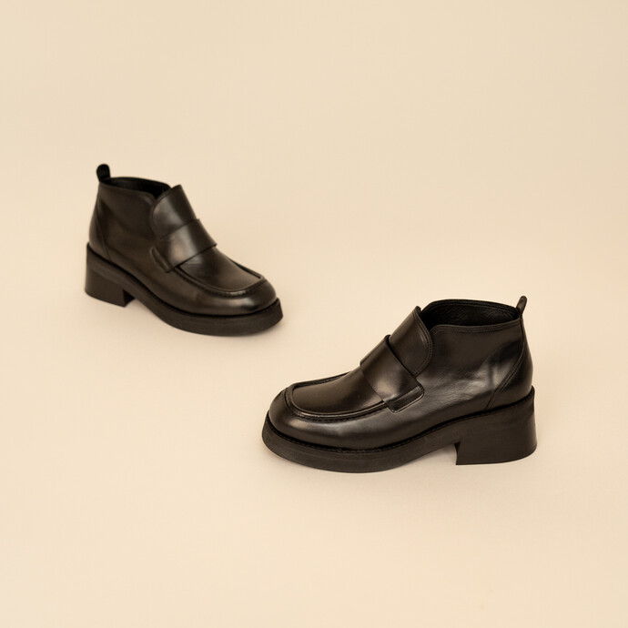 Mocassins à languettes et bouts carrés  en cuir noir